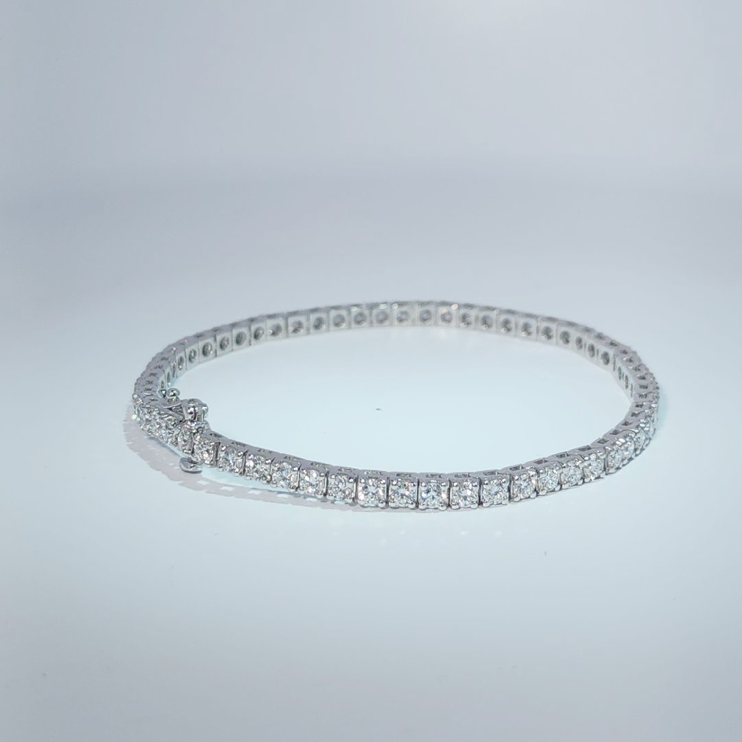 9.18g White Gold Bracelet set with Lab Grown Diamonds totaling 3.94ct.
