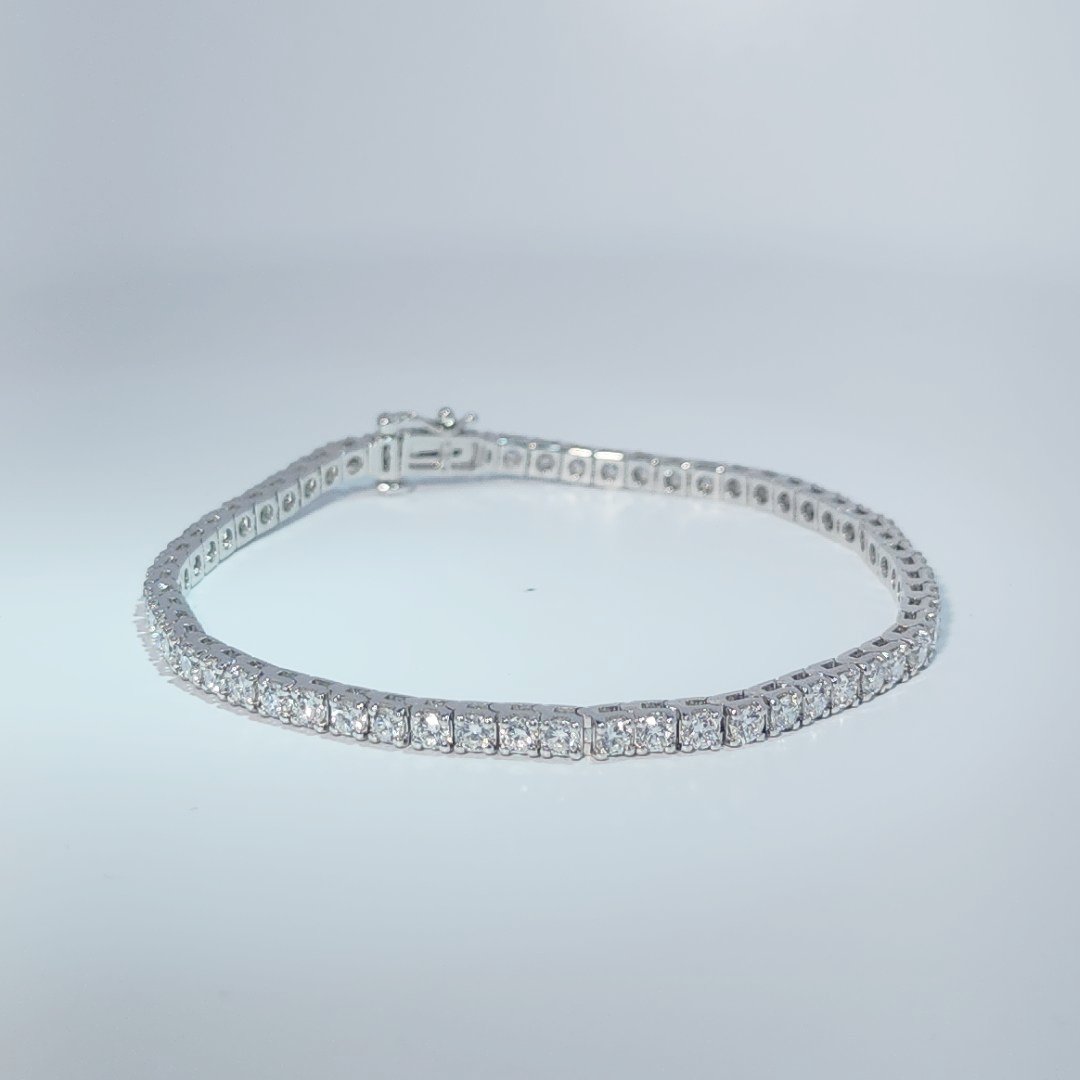 9.18g White Gold Bracelet set with Lab Grown Diamonds totaling 3.94ct.