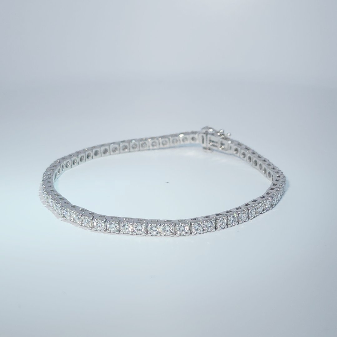 9.18g White Gold Bracelet set with Lab Grown Diamonds totaling 3.94ct.
