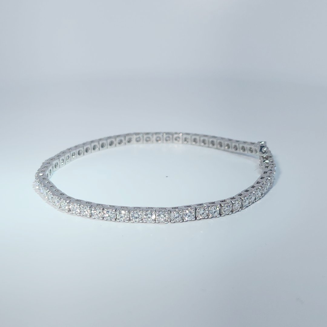 9.18g White Gold Bracelet set with Lab Grown Diamonds totaling 3.94ct.